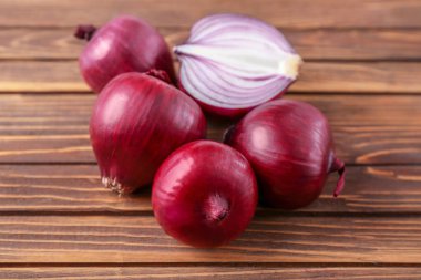 Ahşap zemin üzerinde kırmızı soğan