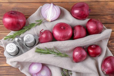 Ahşap masa üzerinde baharatlar ile kırmızı soğan