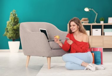 Genç kadın alışveriş online kredi kartı ve cep telefonu evde
