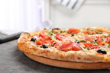 Lezzetli pizza masada. Taze fırın