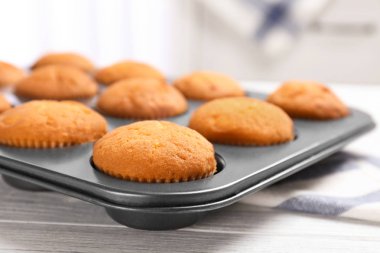 Fırın tepsisi masada lezzetli kekler. Taze fırın