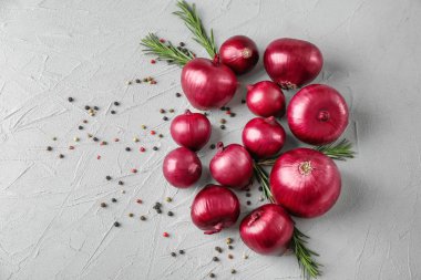 İle baharat ışık arka plan üzerinde kırmızı soğan