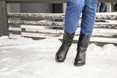 Kışın caddenin üzerinde sıcak ayakkabı giymiş şık kadın