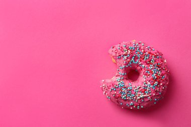 Renk arka plan üzerinde ısırıldı pembe çörek