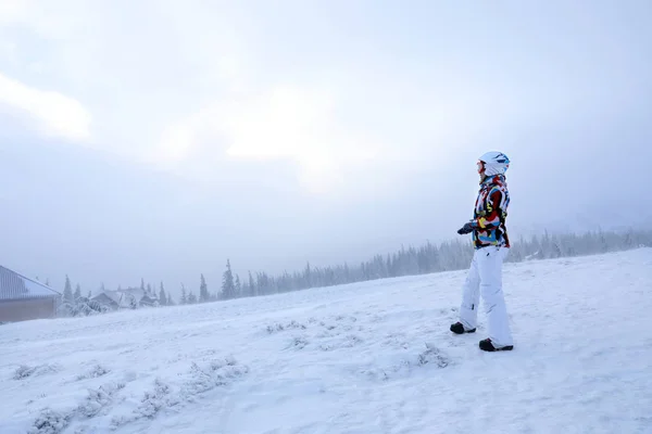 Mulher bonita na estância de esqui nevado. Férias inverno — Fotografia de Stock