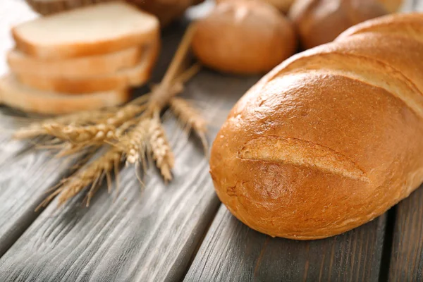 Pane di pane appena sfornato sul tavolo — Foto Stock