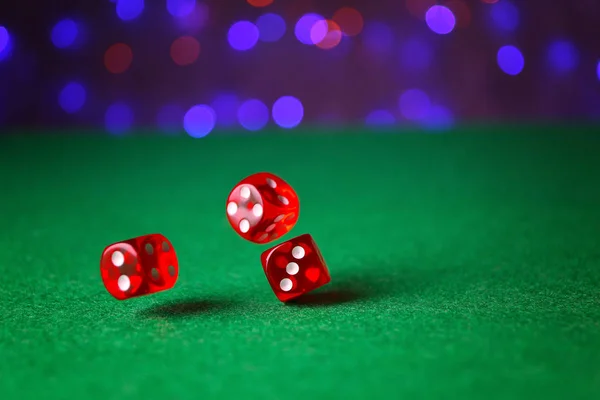 Цикли на зеленому столі в казино — стокове фото