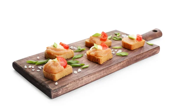 Tablero de madera con deliciosos aperitivos de caviar de bacalao sobre fondo blanco — Foto de Stock