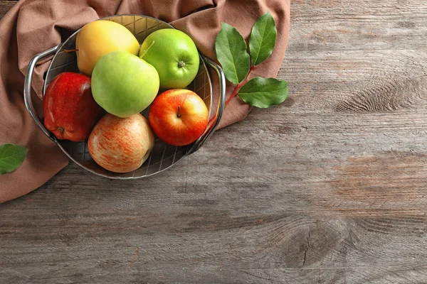 Tablett mit reifen, saftigen Äpfeln auf Holztisch, Draufsicht — Stockfoto