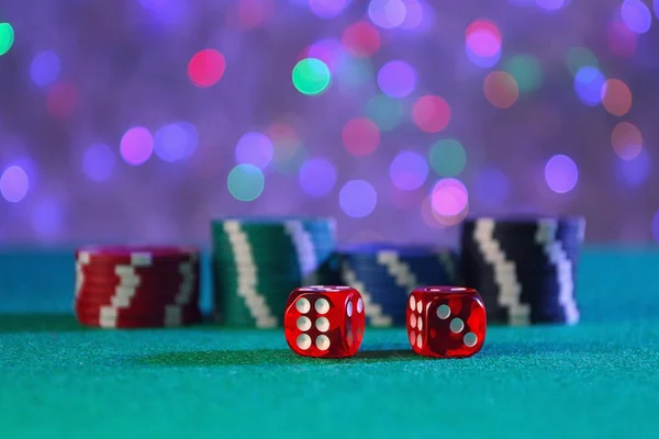 Dados e fichas de jogo na mesa verde no cassino — Fotografia de Stock