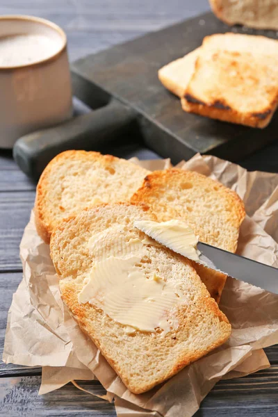 Νόστιμο φρυγανισμένο ψωμί και το βούτυρο στο τραπέζι — Φωτογραφία Αρχείου