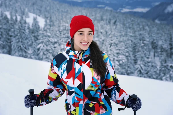Mulher bonita em pista de esqui no resort nevado. Férias inverno — Fotografia de Stock