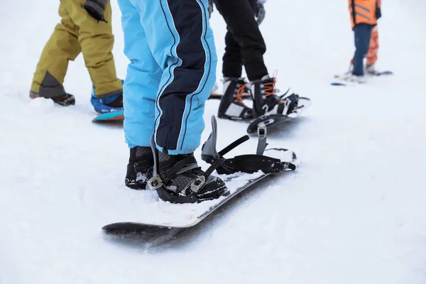 Snowboarders em pista de esqui no resort nevado. Férias inverno — Fotografia de Stock