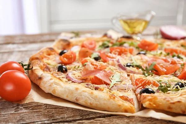 Pizza gustosa sul tavolo. Fresco dal forno — Foto Stock