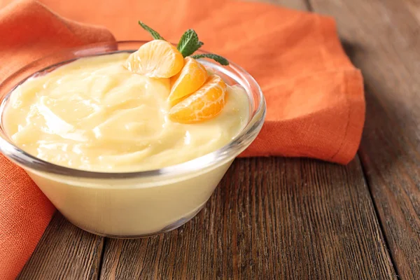 Lekkere vanille pudding met tangerine in kom op tafel — Stockfoto