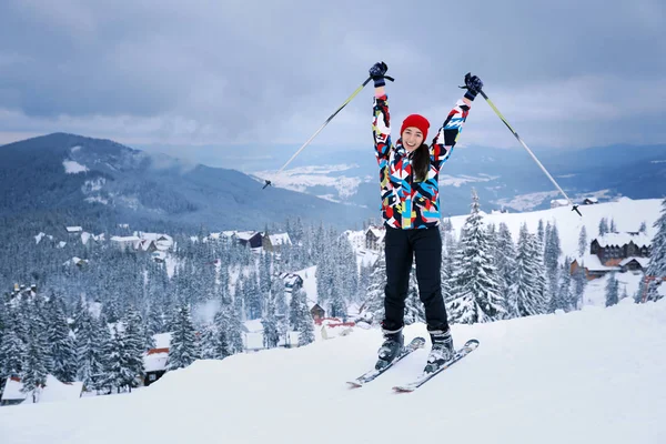 Щаслива жінка на лижному трасі на сніжному курорті. Зимові канікули — стокове фото