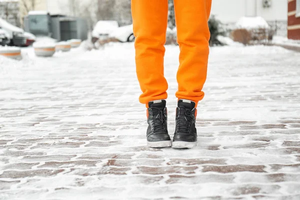 Stijlvolle vrouw het dragen van warme schoenen op stad straat in de winter — Stockfoto