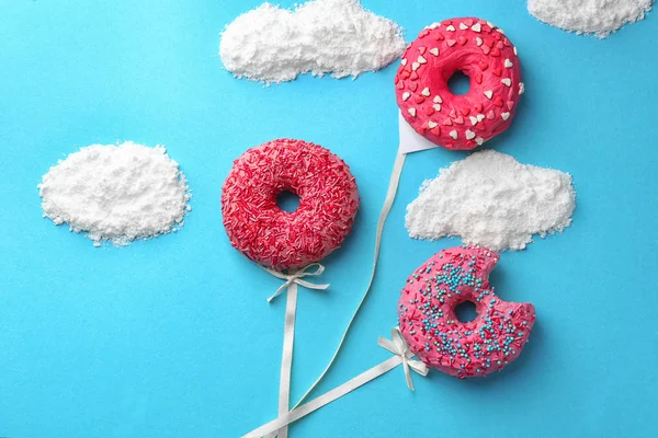 Composição bonita com deliciosos donuts rosa no fundo de cor — Fotografia de Stock