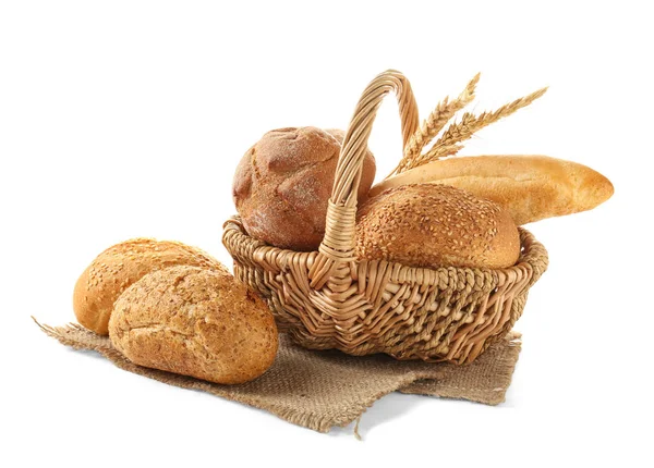 Cesta com produtos de pão sobre fundo branco — Fotografia de Stock