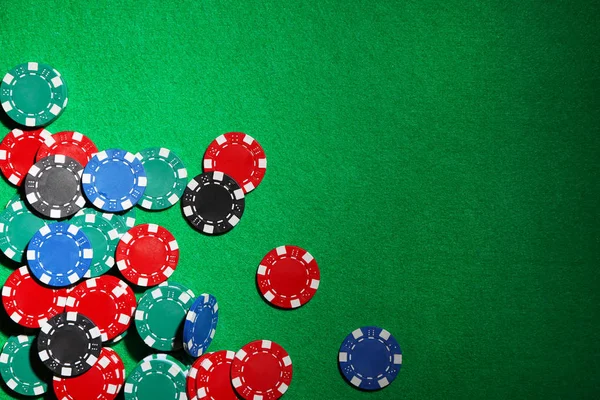 Čipy na zeleném stole v kasinu — Stock fotografie