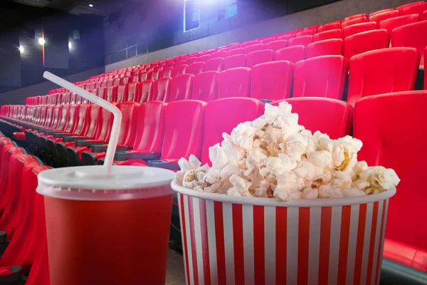 Leckeres Popcorn und eine Tasse Getränk im Kino — Stockfoto
