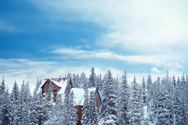 雪のリゾートで居心地の良いホテルです。冬の休暇 — ストック写真