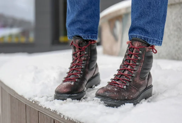 スタイリッシュな女性で冬の街で暖かい靴を履いて — ストック写真