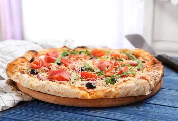 Välsmakande pizza på bordet. Färskt från ugnen — Stockfoto