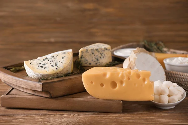 Különböző sajt asztalra. A friss tejtermékek — Stock Fotó