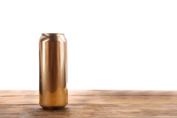 Puszki z piwem na drewnianym stole na białym tle — Zdjęcie stockowe