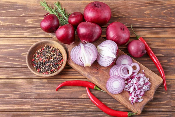 Ahşap masa üzerinde kırmızı soğan dilimlenmiş