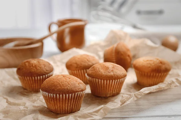 Leckere Cupcakes auf dem Tisch. frisch aus dem Ofen — Stockfoto