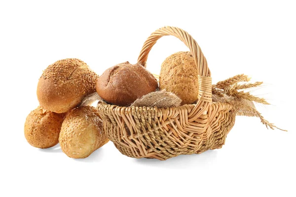 Korb mit Brotprodukten auf weißem Hintergrund — Stockfoto