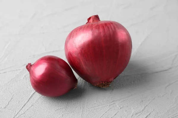Rote Zwiebel auf hellem Hintergrund — Stockfoto