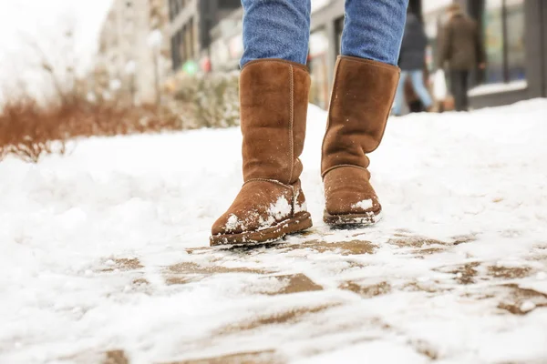 Mujer elegante con zapatos calientes en la calle de la ciudad en invierno — Foto de Stock