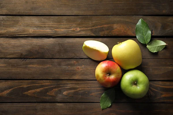 Reife saftige Äpfel auf Holztisch, Draufsicht — Stockfoto