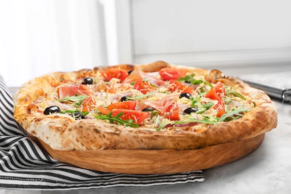 Lezzetli pizza masada. Taze fırın