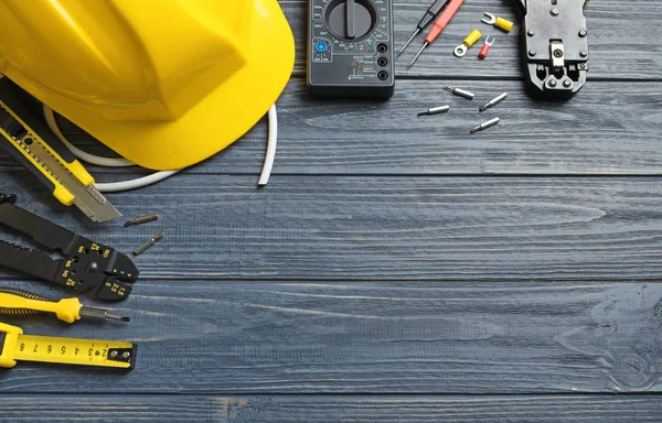 Ahşap arka plan üzerinde farklı elektrik araçları