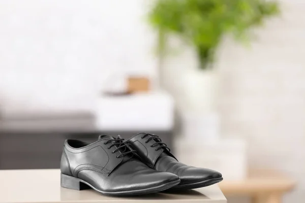 Par de sapatos masculinos elegantes contra fundo desfocado — Fotografia de Stock