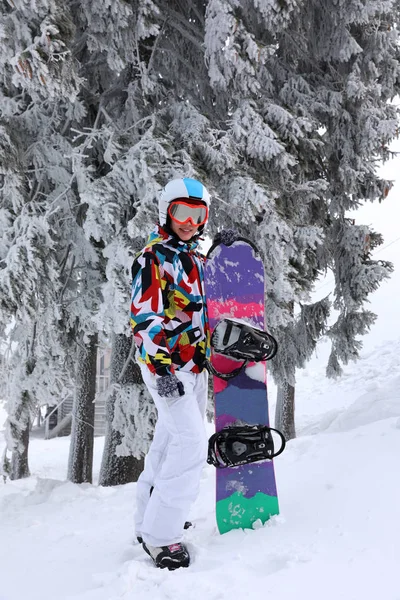 Mujer snowboarder en el complejo nevado. Vacaciones de invierno —  Fotos de Stock