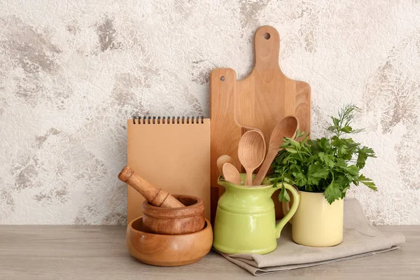 Conjunto de utensílios de cozinha na mesa — Fotografia de Stock