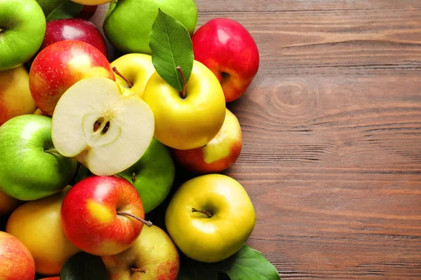 Reife saftige Äpfel auf Holztisch, Draufsicht — Stockfoto