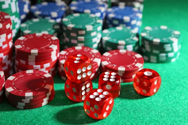 Chips och tärningar på gröna bord i casino — Stockfoto