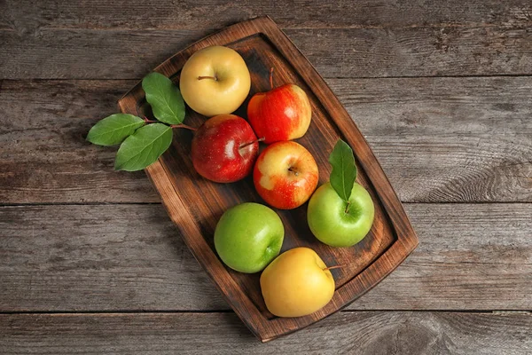 Tablett mit reifen, saftigen Äpfeln auf Holztisch, Draufsicht — Stockfoto