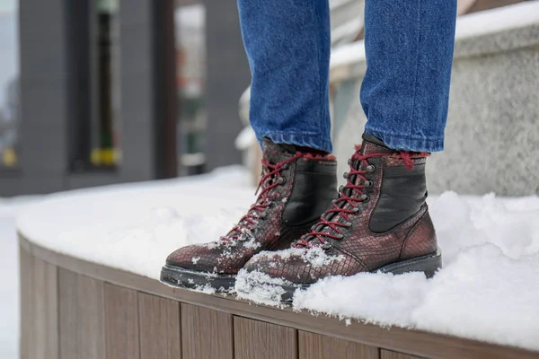 Mujer elegante con zapatos calientes en la calle de la ciudad en invierno —  Fotos de Stock