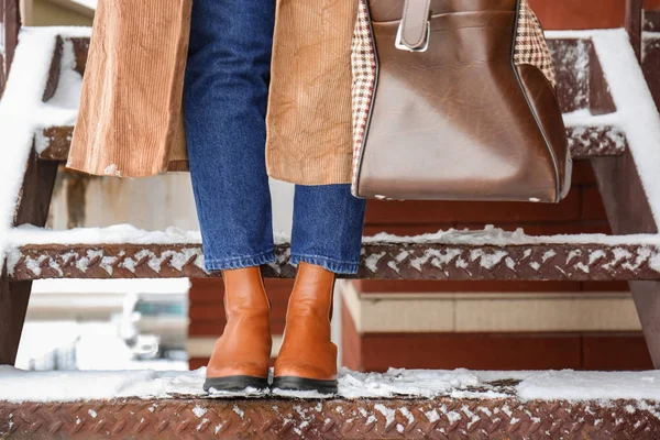 Mulher elegante em sapatos quentes nas escadas no inverno — Fotografia de Stock