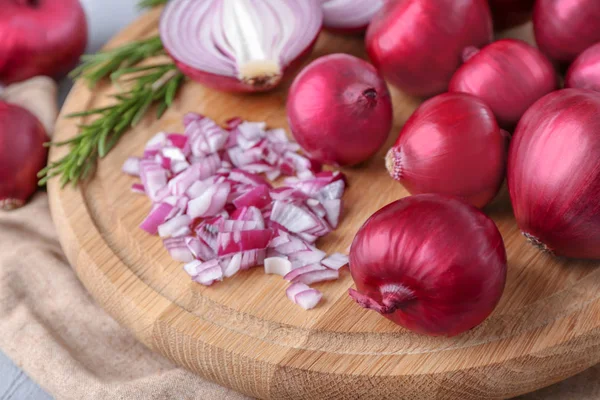 Rote Zwiebeln in Scheiben geschnitten auf Holzbrett — Stockfoto