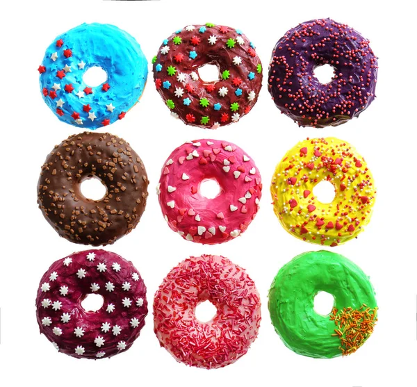 Deliciosos donuts coloridos no fundo branco — Fotografia de Stock