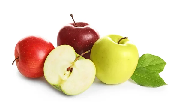 Manzanas maduras sobre fondo blanco — Foto de Stock
