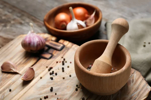 Utensílios de cozinha de madeira com ingredientes na mesa — Fotografia de Stock